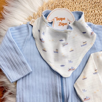 Kit 2 Macacões + Babador Bandana Navios e Canelado - Azul Claro e Off White